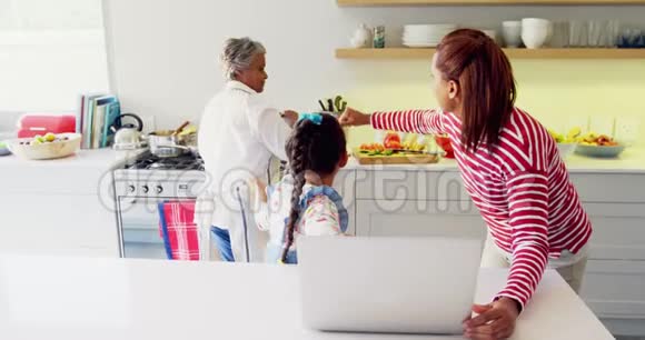 幸福的家庭使用笔记本电脑厨房工作4k视频的预览图