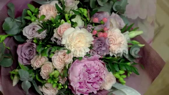 白色木制背景下花瓶中的粉红色玫瑰牡丹鲜花视频的预览图