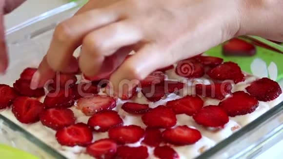 饼干酸奶油和草莓蛋糕视频的预览图