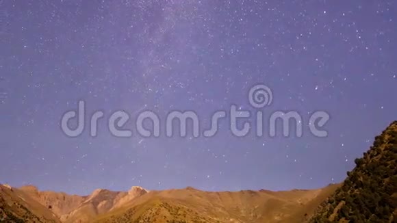 山的夜景全景时间流逝4K视频的预览图