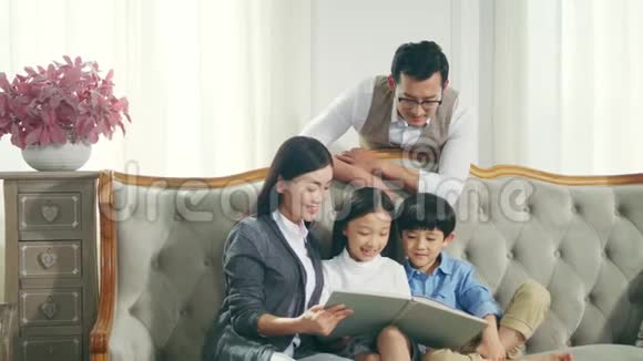 两个孩子一起读书的亚洲家庭视频的预览图