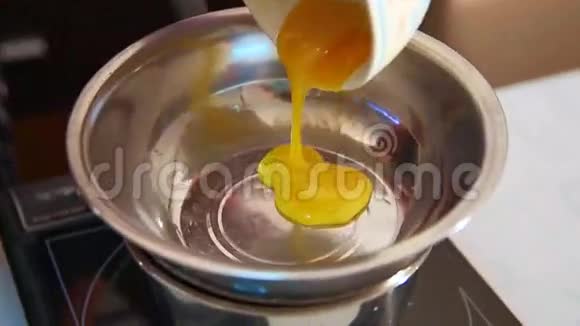 低加热蛋黄及加糖烘焙视频视频的预览图