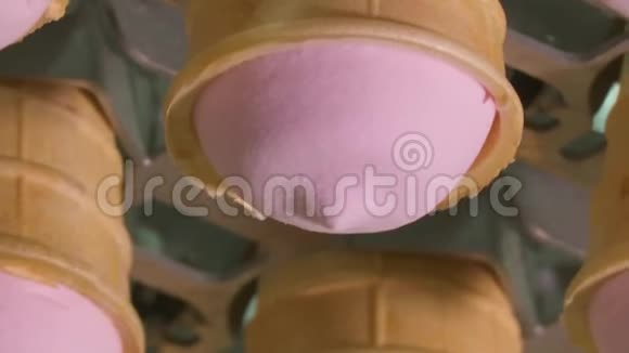 一个华夫饼杯里的粉红色水果和香草冰淇淋视频的预览图