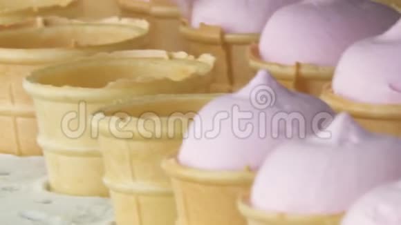 一个华夫饼杯里的粉红色水果和香草冰淇淋视频的预览图