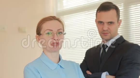 愤怒的商人办公室里的男人和女人对着镜头特写尖叫视频的预览图