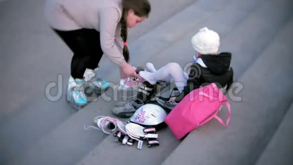 小女孩穿着溜冰鞋概念运动生活方式健康视频的预览图