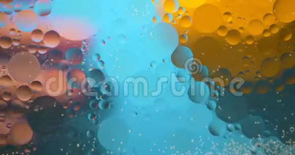 背景从流动的油渍视频的预览图