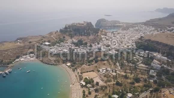 古卫城和林多斯村的鸟瞰图视频的预览图
