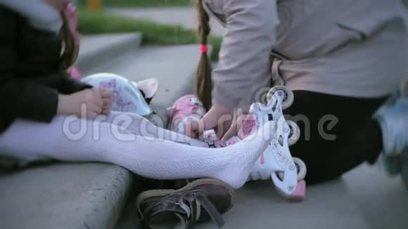 小女孩穿着溜冰鞋概念运动生活方式健康视频的预览图