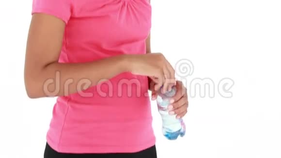 集中运动的女人喝水视频的预览图