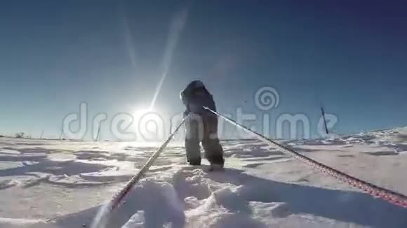把雪橇拉到坡顶的小孩视频的预览图