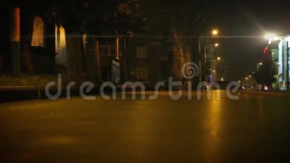 夜城街独车开高梁灯视频的预览图