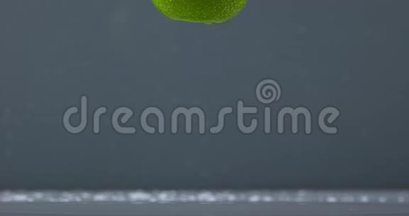 史密斯奶奶的苹果马鲁斯的家产黑色背景下落在水上的水果视频的预览图