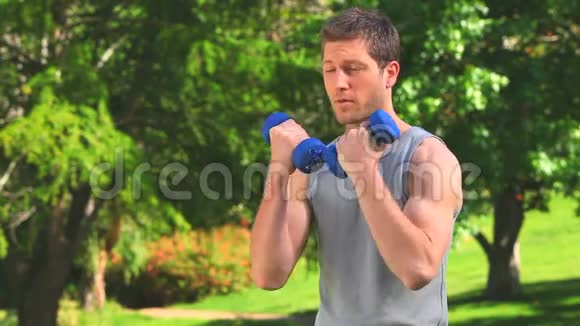 做肌肉锻炼的帅哥视频的预览图