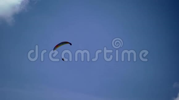 滑翔伞在天空中飞行视频的预览图