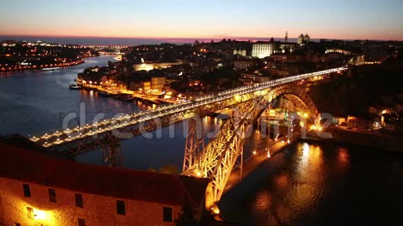 葡萄牙波尔图历史城市的夜景和多姆路易斯桥视频的预览图