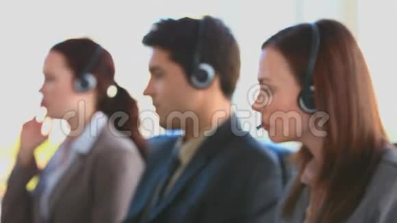 黑发女人戴着耳机说话视频的预览图