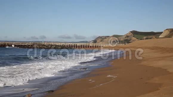 西湾多塞特英国海滩和波浪向西的黄金帽方向视频的预览图