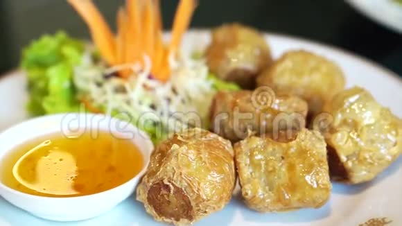 视频中餐厅食物蟹卷蛋糕与李子酱视频的预览图