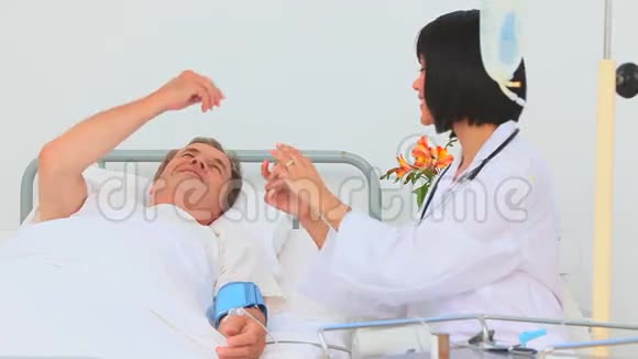 护士给她的病人吃药视频的预览图