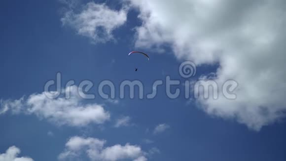 滑翔伞在天空中飞行视频的预览图