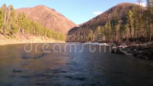 俄罗斯西伯利亚山落基河岸视频的预览图