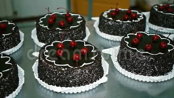 巧克力蛋糕和糖果店里的樱桃视频的预览图