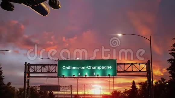 在美妙的日出期间飞机降落在ChalonsenChampagne法语视频的预览图
