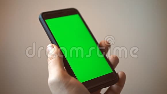 手持手机带绿屏视频的预览图