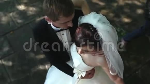 结婚之吻新郎吻新娘视频的预览图