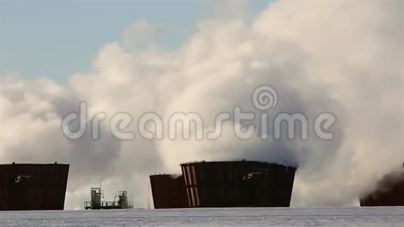 蓝天霜雾天植物烟囱烟雾的冬季景观视频的预览图
