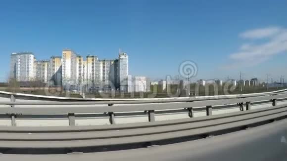 从现代高速公路上的移动汽车上观看有醒目的标志和标志有俄语街道名称视频的预览图