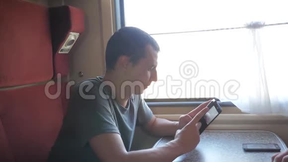 男子旅行者放松在火车上听音乐和微笑通过图片生活方式通过社交媒体慢慢慢慢视频的预览图