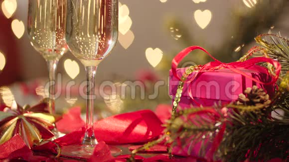 盛满香槟的酒杯和装饰着杉树枝的圣诞礼物视频的预览图