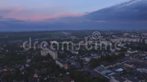 小镇郊区上空的无人机飞行视频的预览图