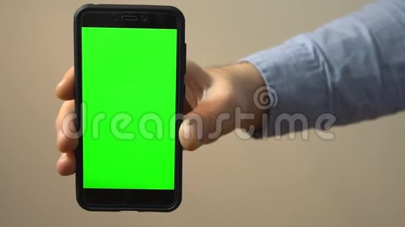 手持手机带绿屏视频的预览图