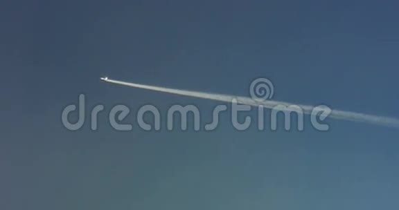 在蓝天上留下一架飞机视频的预览图