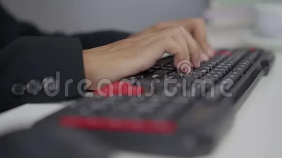 电脑键盘上打字的特写视频的预览图