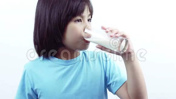 高清视频肖像女孩喝牛奶视频的预览图