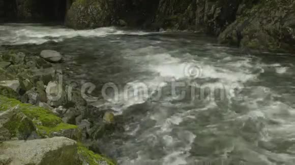 卡皮拉诺河急流北温视频的预览图