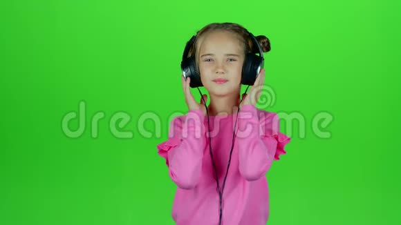 宝宝听耳机里的音乐绿色屏幕视频的预览图