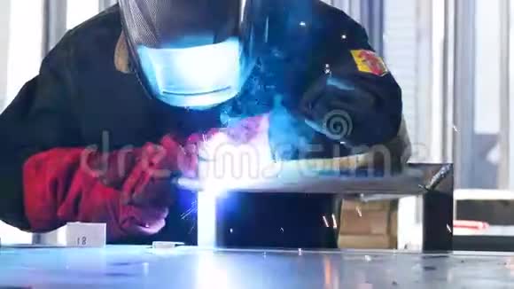 焊工工人操作焊机焊接金属视频的预览图