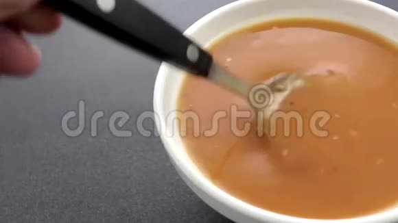 浓汤正在搅拌视频的预览图
