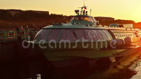 日落平码头的科米特水翼船视频的预览图