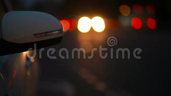光机与包含的紧急光信号有车的夜城视频的预览图