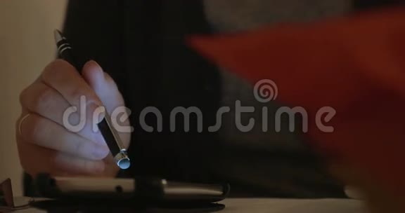 女人用智能手机和喝酒视频的预览图