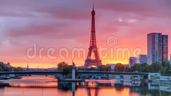 埃菲尔铁塔日出时间随着船只在塞纳河和巴黎法国视频的预览图