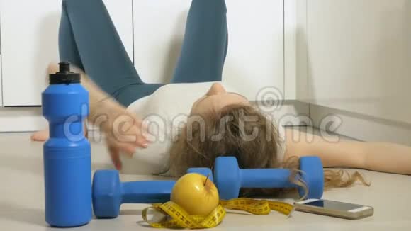 健身成熟的女人用哑铃锻炼健康生活方式视频的预览图