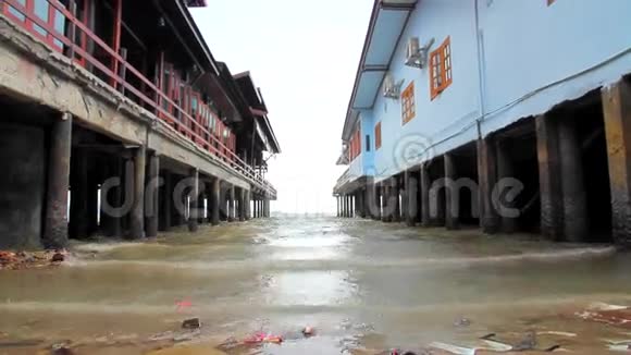 海浪冲刷建筑基地视频的预览图