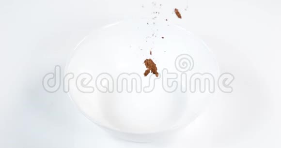 肉豆蔻肉豆蔻粉落在白色背景下慢运动视频的预览图